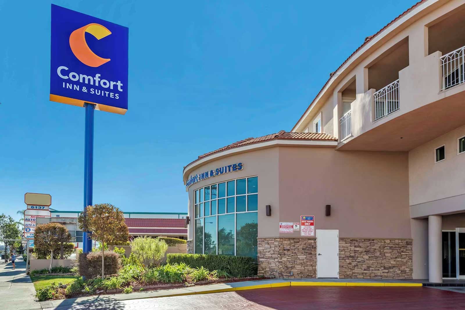 Comfort Inn & Suites Near Universal - N. Hollywood - Burbank Comfort Inn & Suites Near Universal - N. Hollywood - Burbank