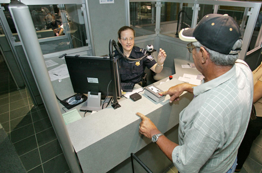 Ein CBP-Officer nutzt neue Technologie zur Abfertigung von Passagieren