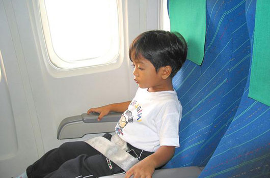 Umgang mit lästigen Mitreisenden und Kindern im Flugzeug